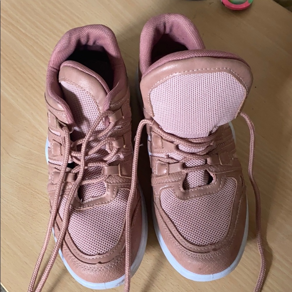 Tennis shoes size 6